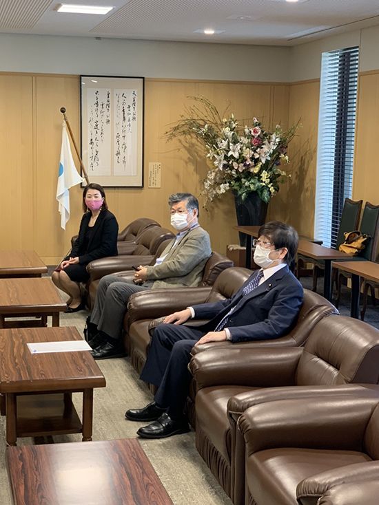 Hội hữu nghị Nagasaki - Việt Nam đóng góp khẩu trang cho tỉnh Nagasaki